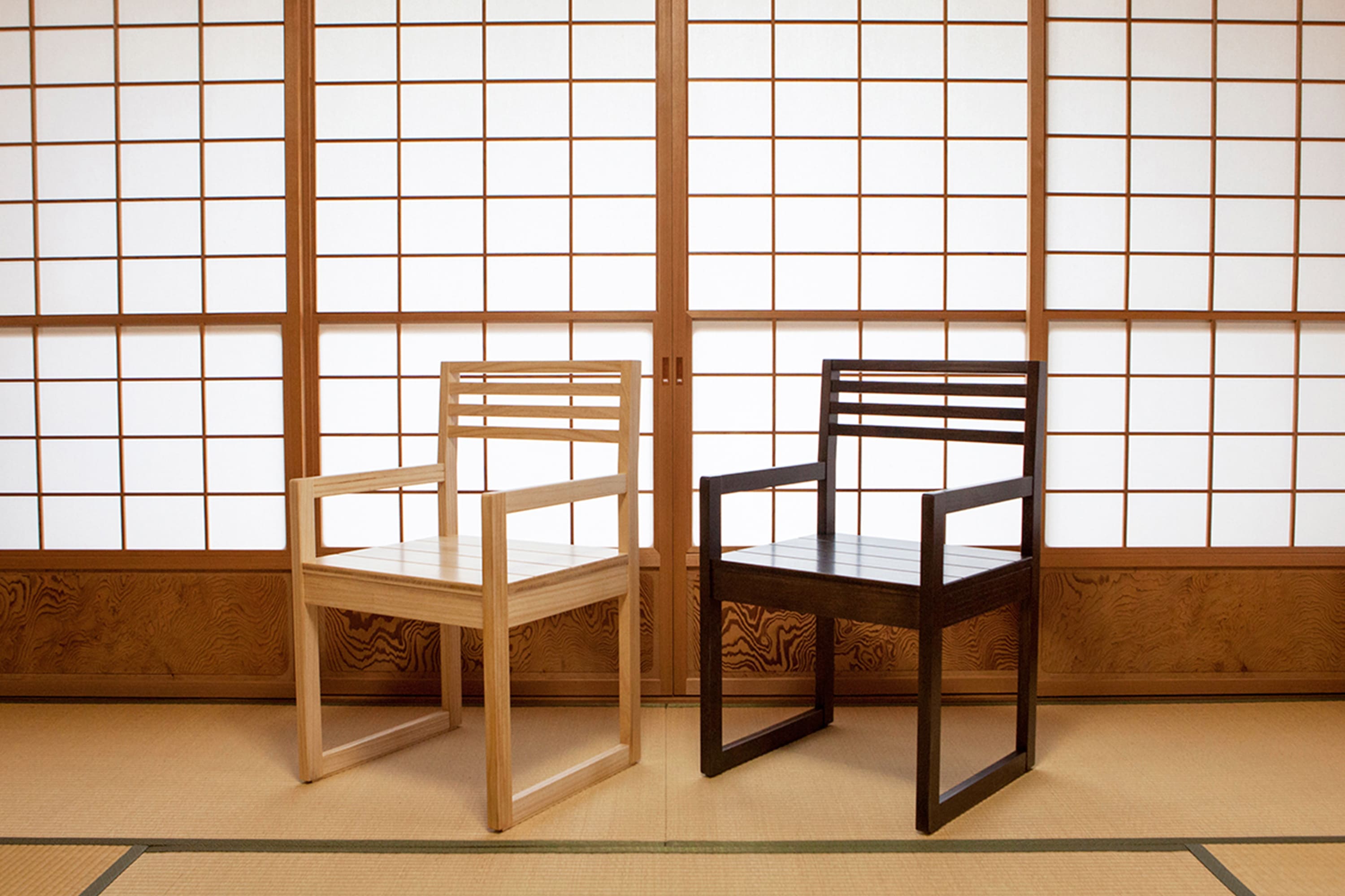 木工家具・桐の椅子が畳の上に並べられている様子