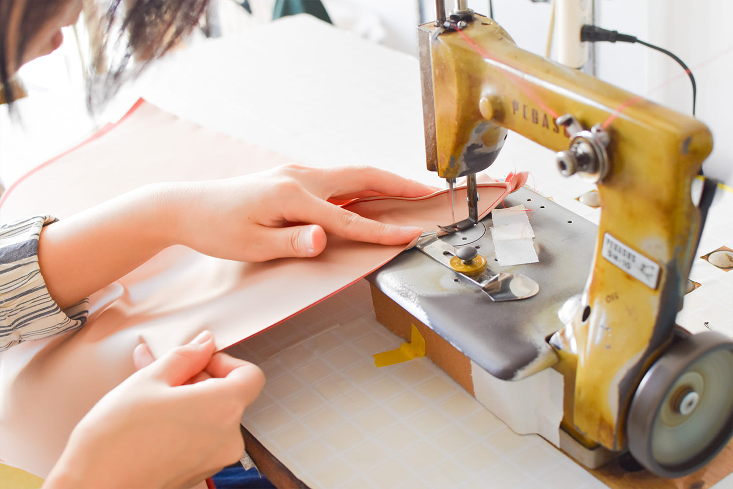 ミシンで傘を作成する女性職人