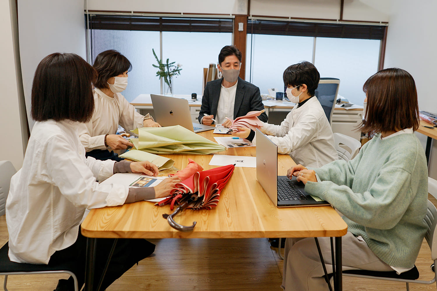 会議をする5名の男女