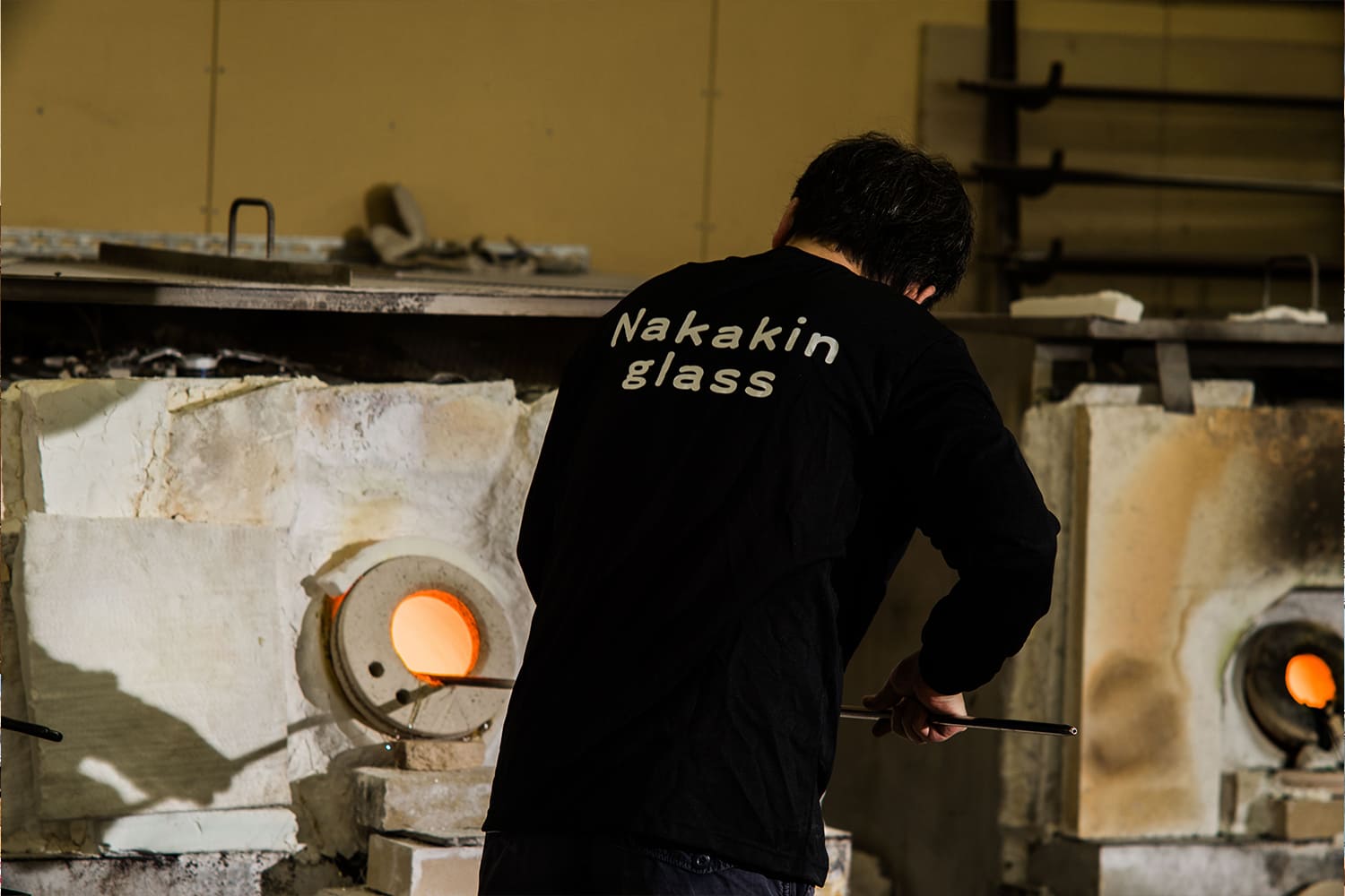 るつぼの前で作業をする職人