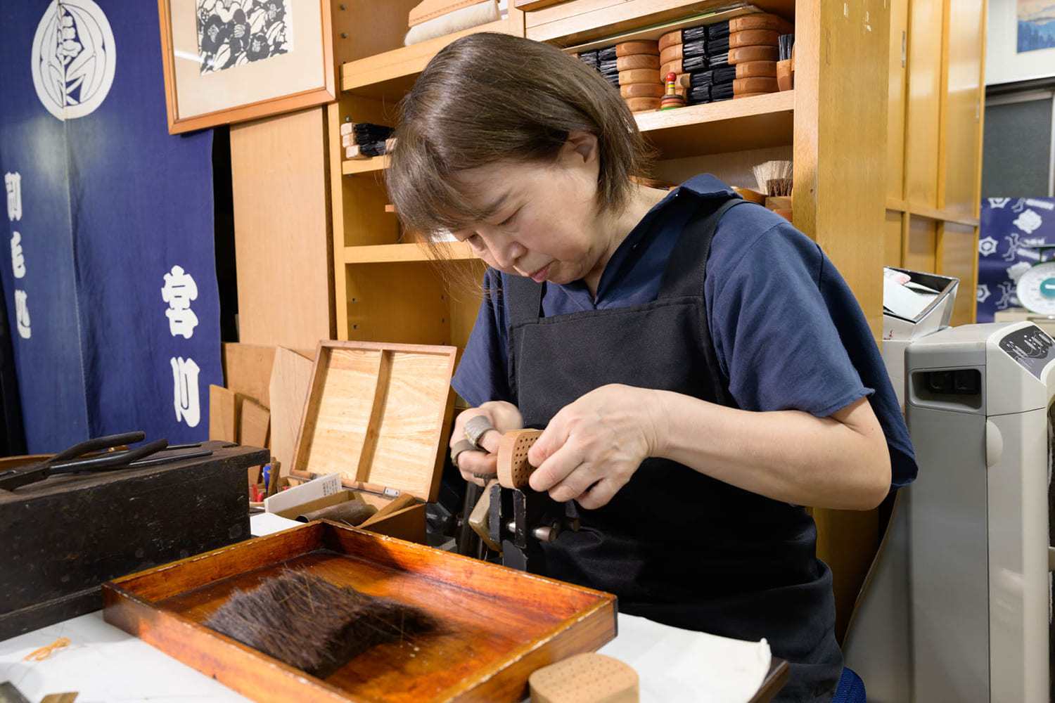 手植えする職人の手元