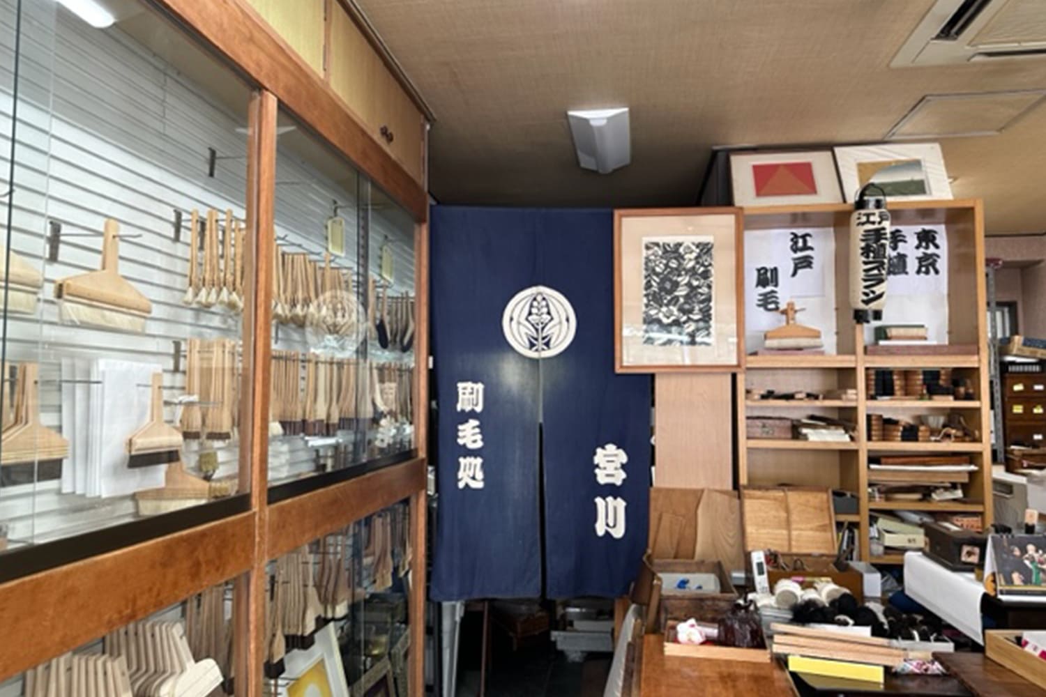 江戸刷毛や東京手植ブラシが並ぶ様子