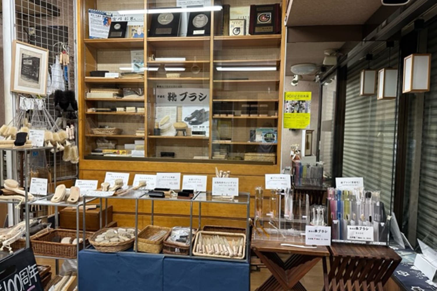 品が店頭に並ぶ様子