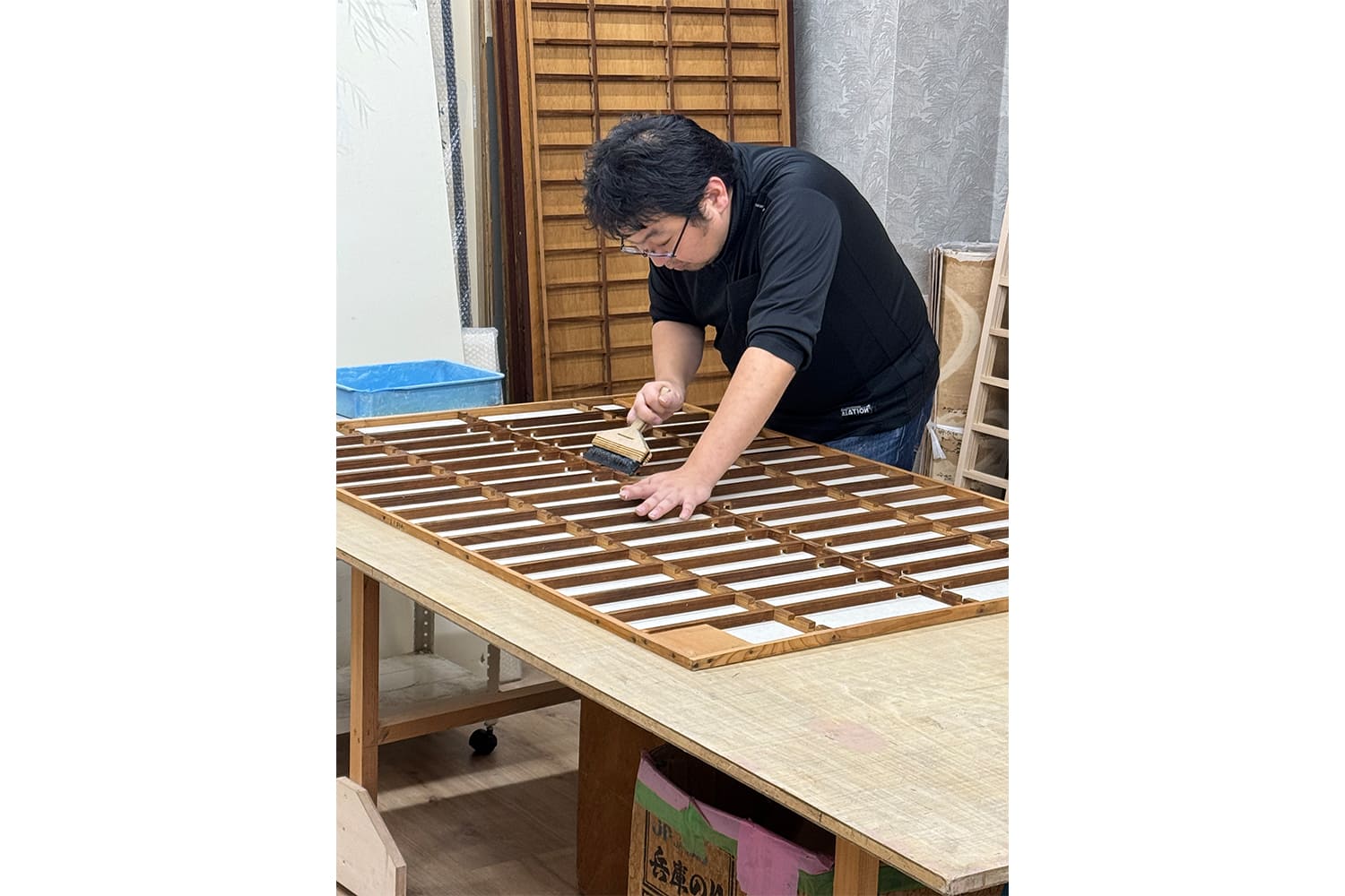 掛軸・屏風・衝立・襖などを仕立てる男性