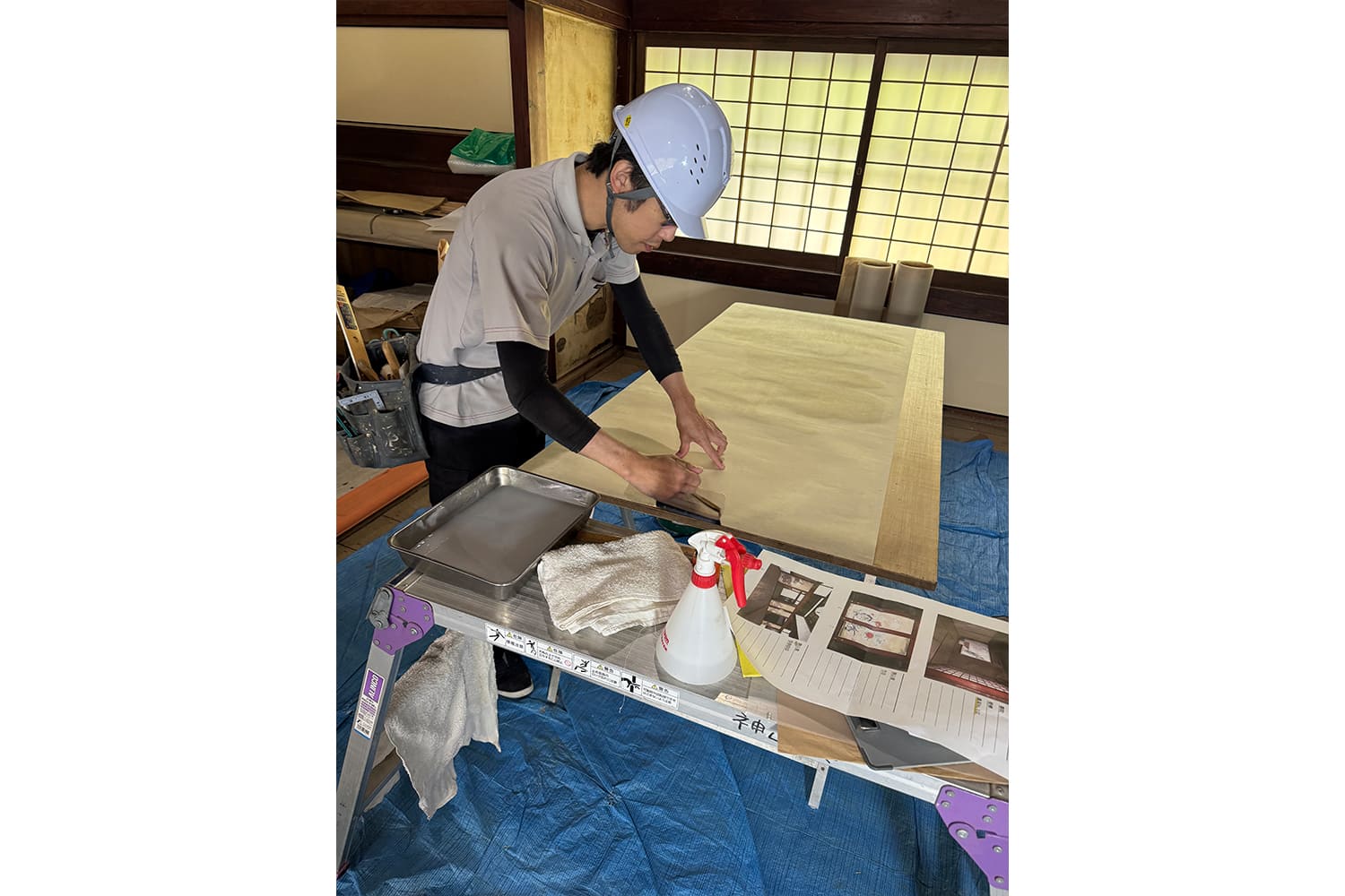 現場に赴いて作業をする職人の男性
