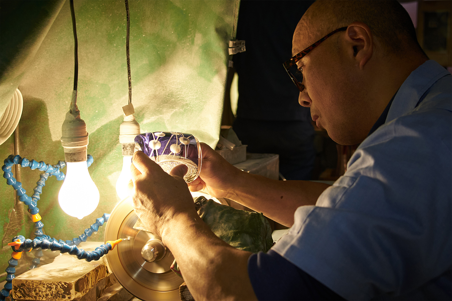 江戸切子の作品を制作する男性職人