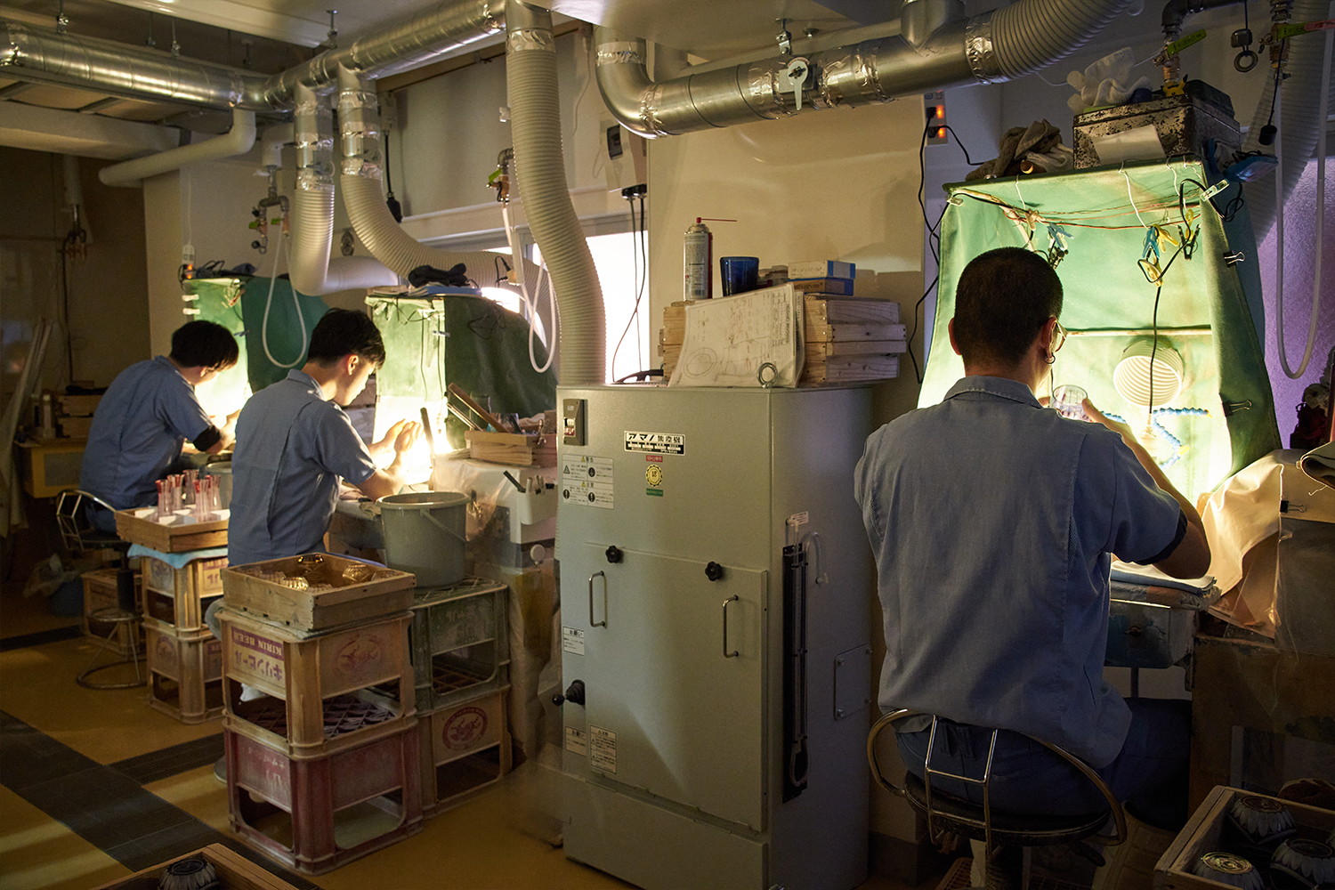 3人の職人が制作中の様子