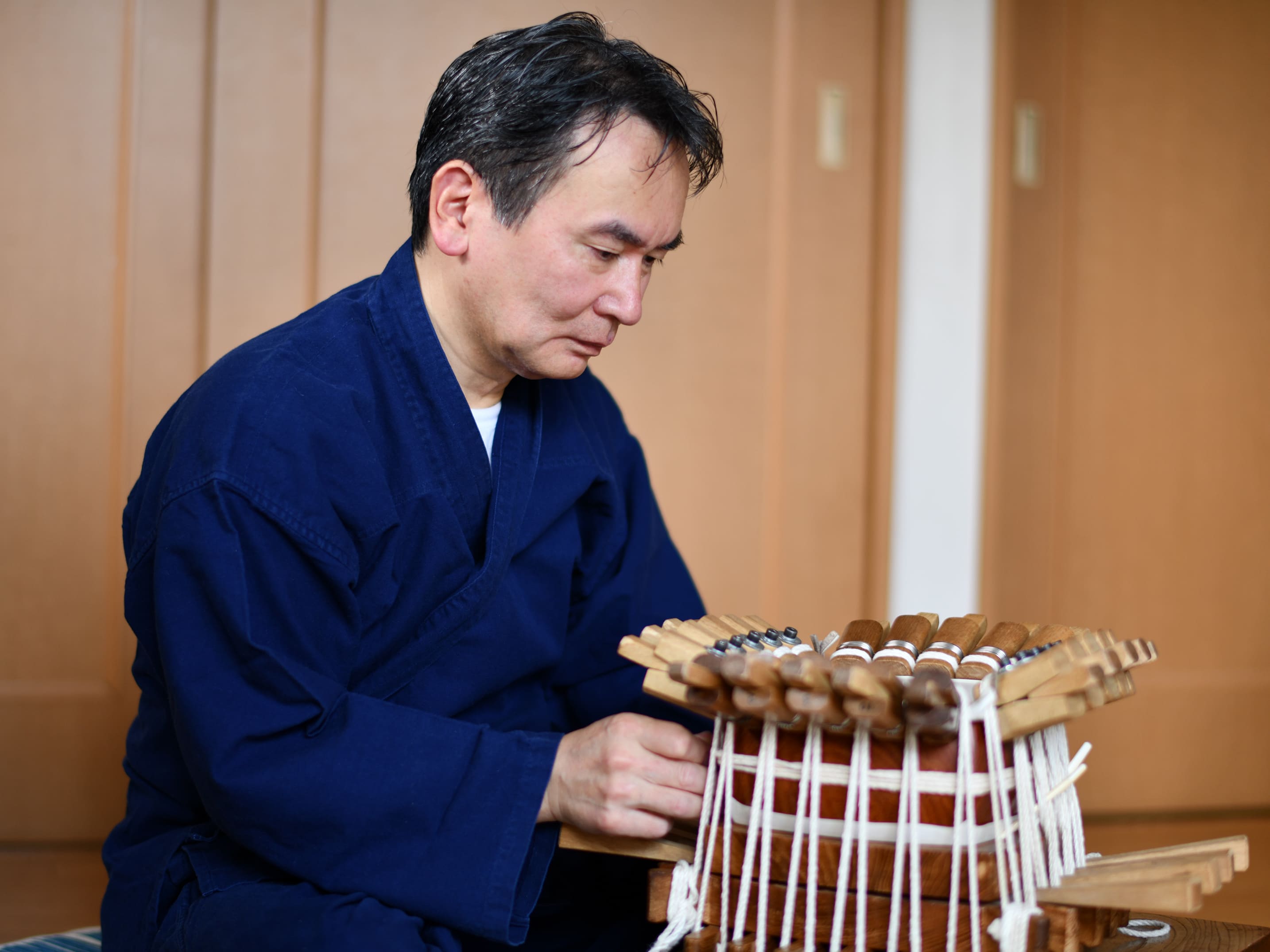 工房で皮張りをする熟練の職人