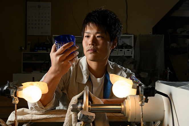 房で江戸切子のカット技術を磨く30代の職人・山崎祥氏の作業風景 