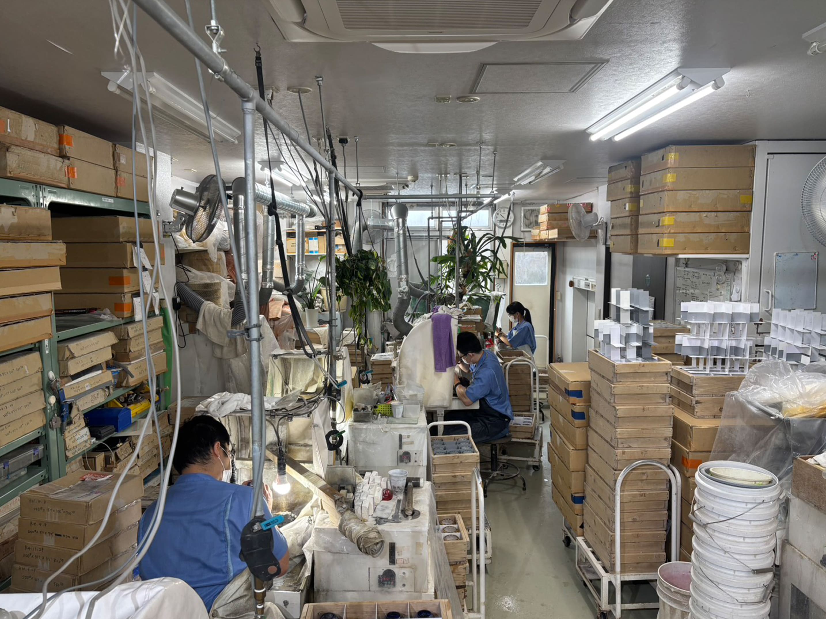 伝統技法を現代の感性で表現した、愛らしいの銀製猫の飾り物