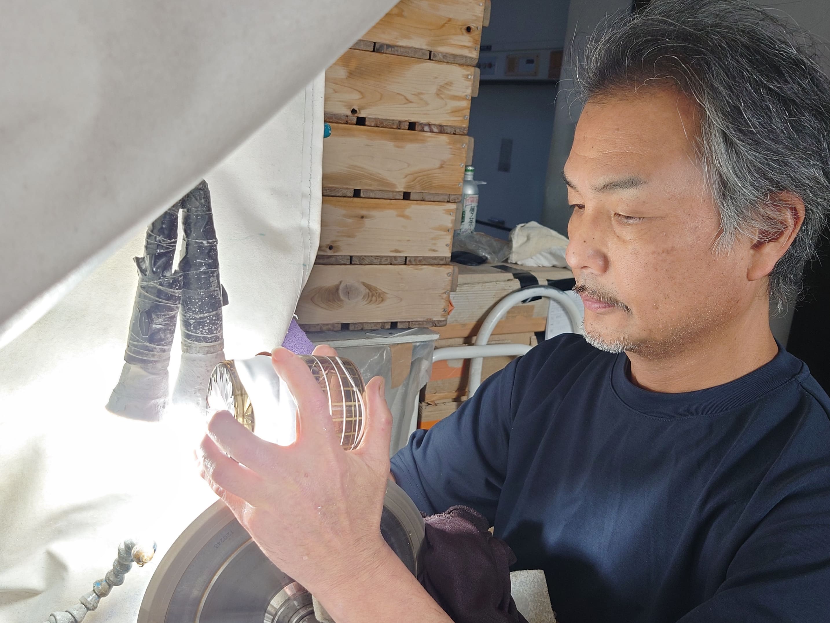 鍛金や彫金など、一貫した手作業で一つひとつの銀器を美しく仕上げていく 