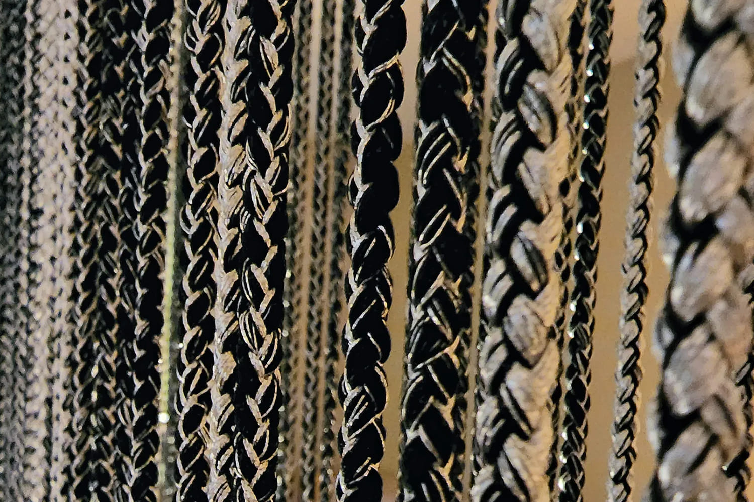 ショールーム内の龍工房の組紐作品