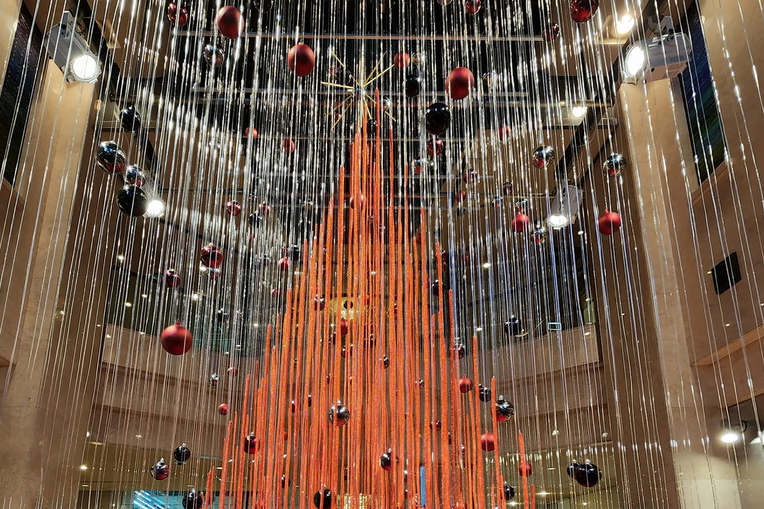 帝国ホテルプラザのロビーを彩る組紐装飾