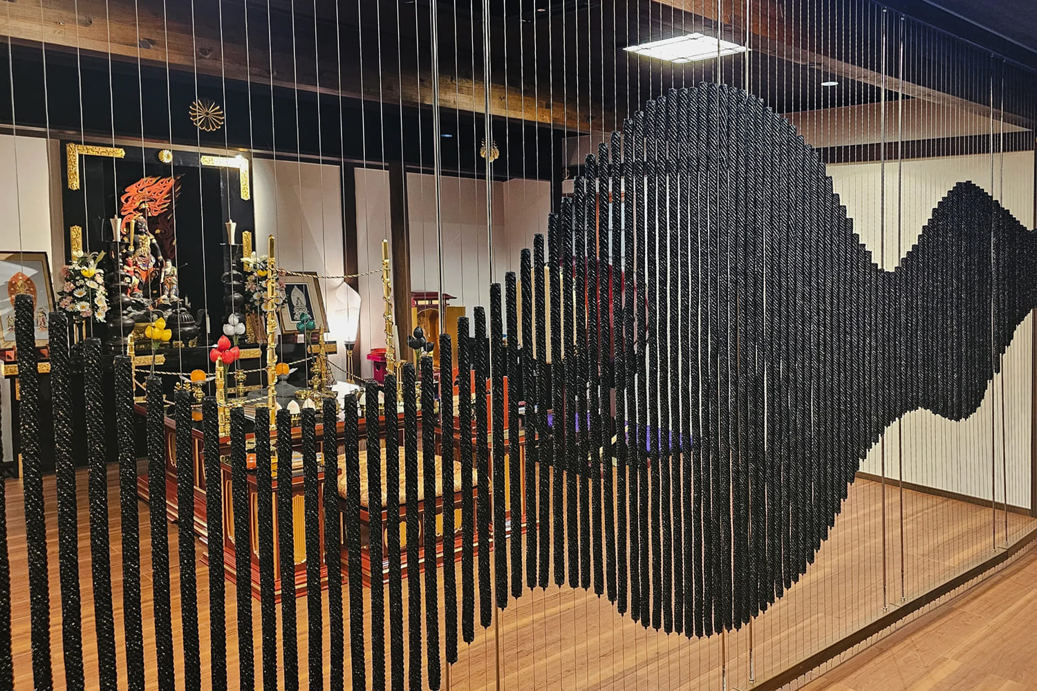 真光寺の本堂に設えられた組紐装飾