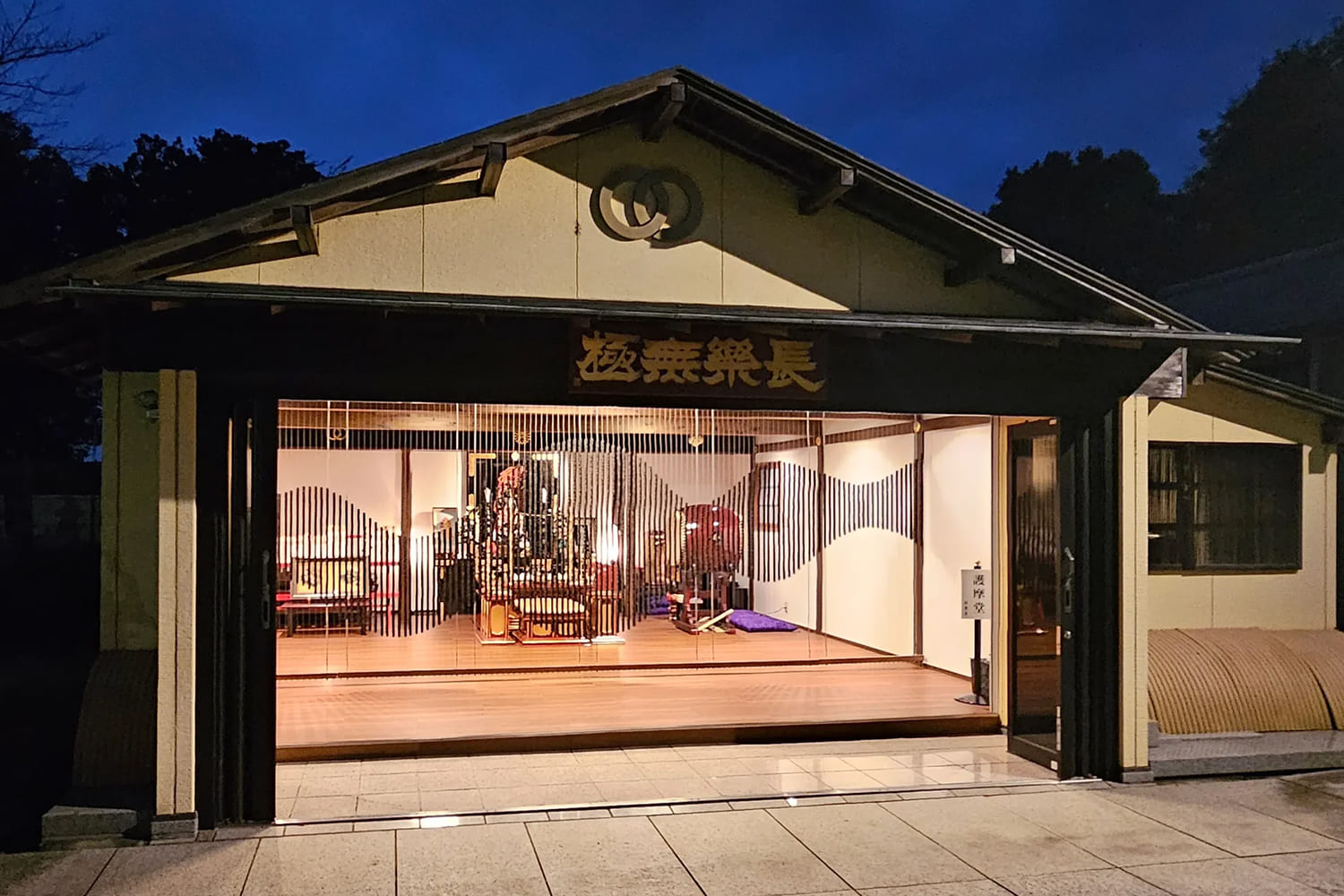 真光寺の堂内を彩る組紐パネル