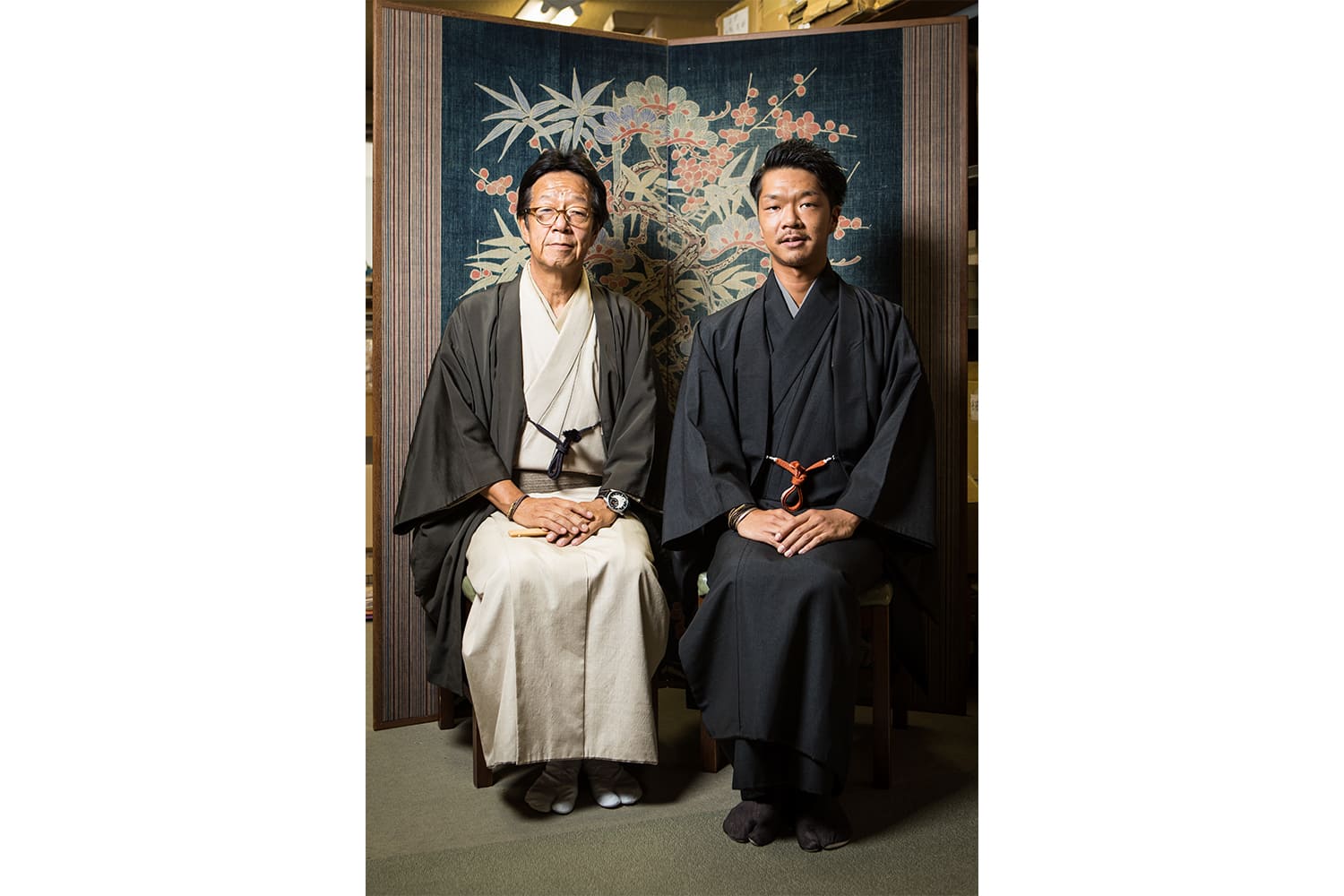 色糸を操り組む親方と弟子