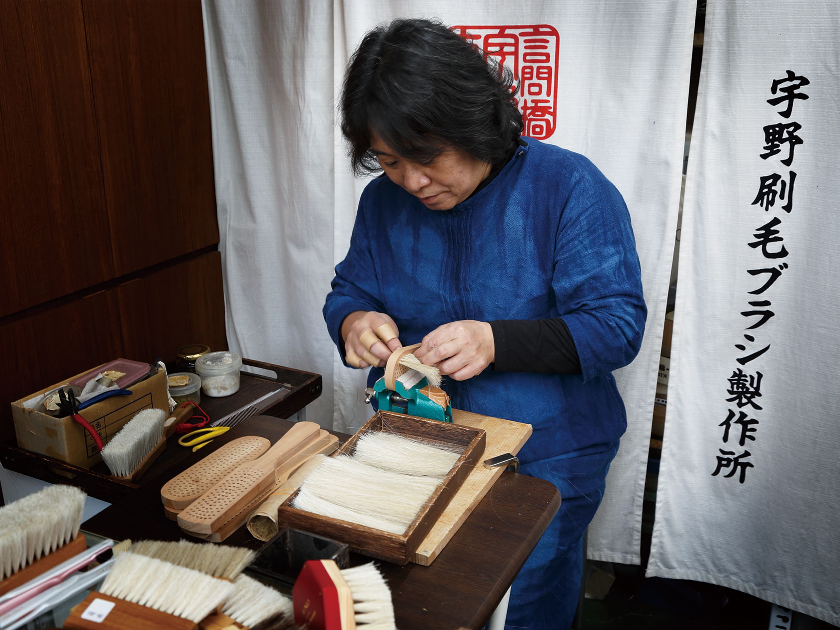 鍛金や彫金など、一貫した手作業で一つひとつの銀器を美しく仕上げていく 